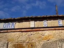 Photographie en couleurs des vestiges de la façade de l'arrêt du tram de Limoges