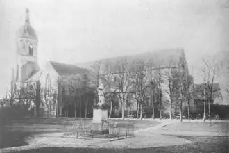 Vue de l'église Notre-Dame-en-Saint-Melaine depuis le boulingrin, en 1892. La statue de Du Guesclin est visible.