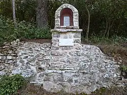 Oratoire Saint-Rochencastré dans un murde restanque.