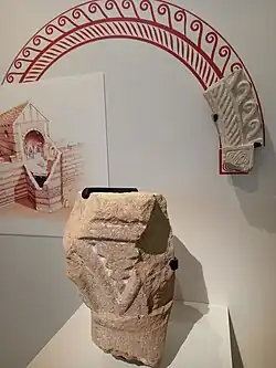 Chapiteau posé sur un support et fragment d'arcade complété par un dessin