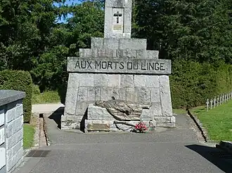 Gisant au pied de la Grande Croix du cimetière du col du Wettstein.