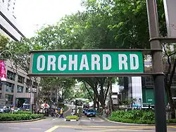 Orchard Road (Rue des vergers), à Singapour, porte le nom des vergers qui étaient situés de part et d'autre de la route.