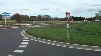 La route départementale 942, des panneaux vers la direction de Clermont-Ferrand.