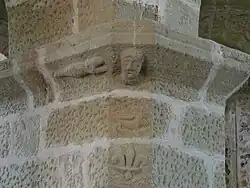 Bas-reliefs sur un pilier.