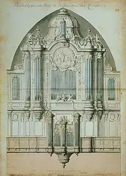 Grand buffet d'orgue en bois, surmonté d'une croix et de quatre statues d'anges dont deux soufflant dans des trompettes.