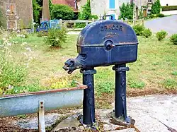 Le puits Dragor de la fontaine devant la mairie.