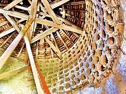 Intérieur du pigonnier avec les boulins en torchis.