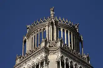 Sommet d'une des tours gothiques.