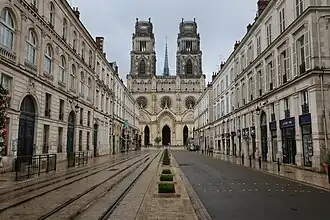 Rue Jeanne-d'Arc, devant cathédrale Sainte-Croix.