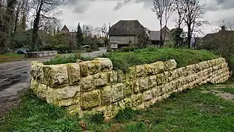 Demi-lune défensive du château.