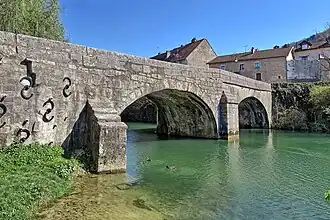 Le contrefort de la culée rive droite.