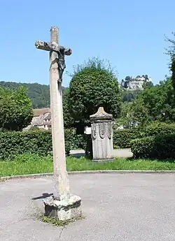 Le calvaire implanté sur le parvis de l'église.