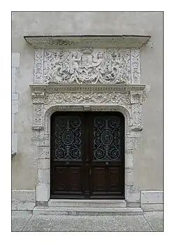 Photographie en couleurs d'une vieille porte.