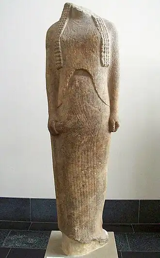 "Ornithe" (H. 1,68 m.), korè d'un groupe de six statues du sculpteur Généléos. Allée de l'Héraion de Samos. 560-550. Musée de Pergame
