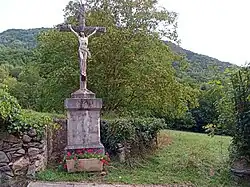 Statue du Christ en croix à Ornolac.