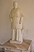 Sculpture de Preng Doçi&nbsp;(en) sur le portique de l'église d'Orosh en 2018