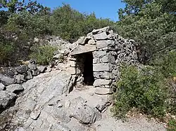 "Orri" (cabane en pierre sèche) construite de (et sur) le "granite  de Millas", un kilomètre au nord du village, sur le chemin qui va vers St Jacques de Calahons.
