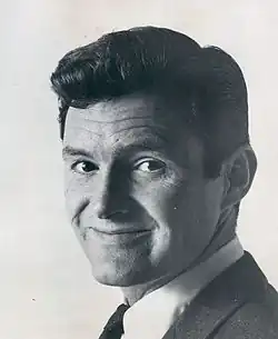Orson Bean interprète Bill Harrison.