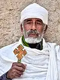 Prêtre éthiopien avec sa croix manuelle de bénédiction.