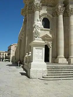 La statue de saint Pierre, à gauche au pied de la façade.