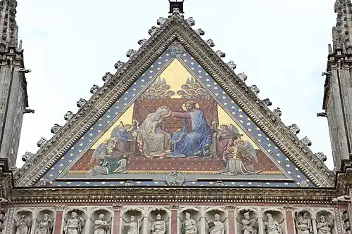 La mosaïque du Couronnement de la Vierge sur le pignon supérieur de la cathédrale.