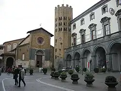 Piazza della Republica : église San Andrea et son campanile octogonal, à droite, le palais municipal.