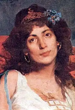 Portrait d’une femme portant des créoles.