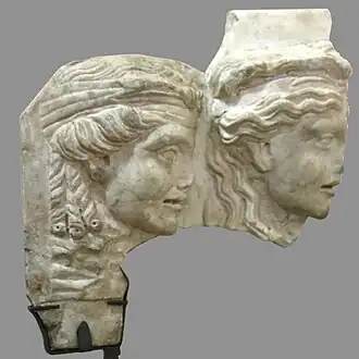 Masques de théâtre : Ménades. Plaque de marbre trouvée à Bouc-Bel-Air au lieu dit « Bouc-Belle-Ombre ». Ier&nbsp;siècle