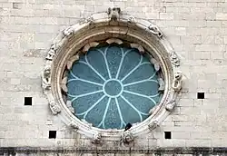 Éléments gothiques ultérieurs : Rosace avec gargouilles
