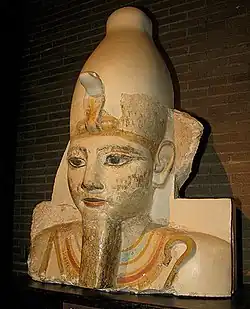 Représentation partielle d'un homme en ronde bosse