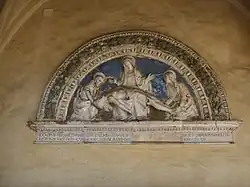 Médaillon en terracotta invetriata dans le cloître, Giovanni della Robbia.