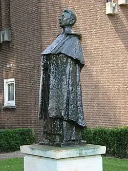 Oss, statue Titus Brandsma devant le lycée qui porte son nom.