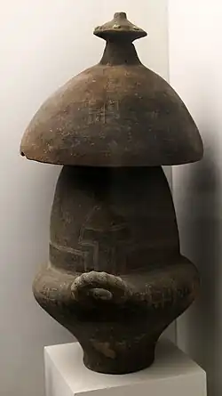 Ossuaire biconique avec couvercle en forme de pilos, puits 22, Campo S. Antonio (S. Giuliano), IXe siècle av. J.-C.