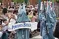 Défilé costumé : les Pénitents bleus.