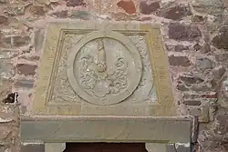 Linteau avec reliefs armoiries avec cimier des barons de Grouvel (XIXe)