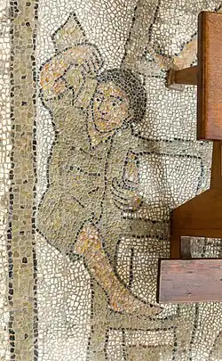 Un garçon monte une échelle pour participer à la construction de la Tour de Babel.