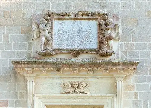 Têtes de mort et plaque commémorative au-dessus du portail de l'église Santa Maria dei Martiri.