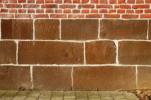 Le soubassement en grès ferrugineux.