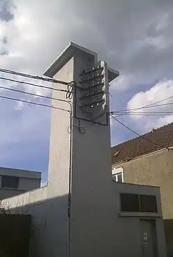 Cabine électrique et lignes aériennes, rue du Monument.