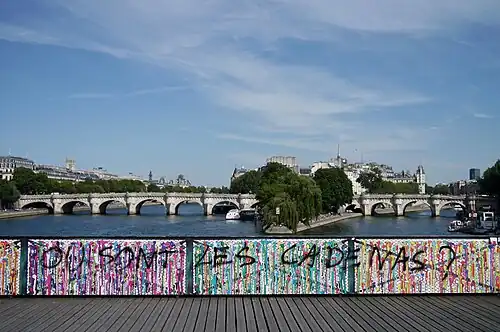 Graffiti au sujet de la disparition des cadenas, en juin 2015.