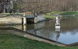 Douves et jardin du château