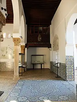 Le musée présente une architecture marocaine ornée de zelliges, reflétant le style traditionnel des riads.