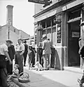 Devant un pub dans le quartier de Richmond à Londres, 1947.