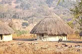 Une maison tribale traditionnelle à la lisière de la forêt protégée