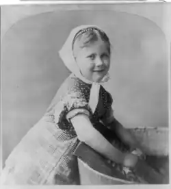 Toute fillette devait aider sa mère dans la buanderie.