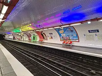 Les quais de la station, décorés dans le style « Ouï-dire » avec son éclairage multicolore.