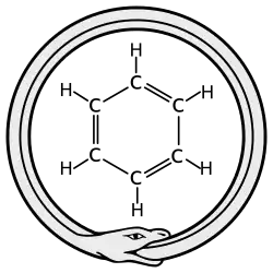 La formule chimique développée du benzène occupe le centre d'un Ouroboros, serpent qui se mord la queue.