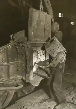 Ouverture d'un creuset, aciérie de la vallée de la Meuse, vers 1900.