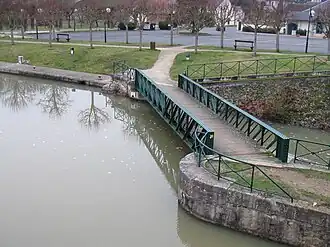 Vue vers le sud-ouest :la Trézée (à droite) rejoint le canal en aval du pont