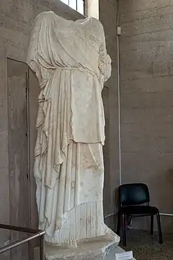 Photographie en couleurs d'une statue féminine sans tête.